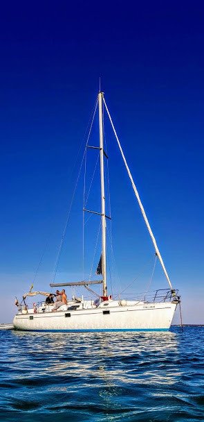 Explora la isla de Cabrera a bordo de un barco