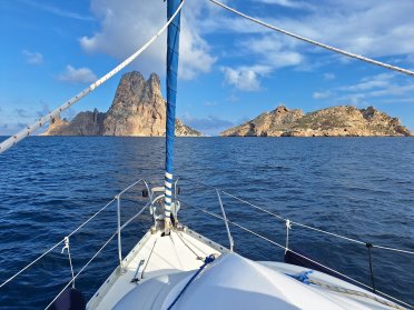 Navega 8 días por por Ibiza y Formentera desde BCN en velero de 13 metros