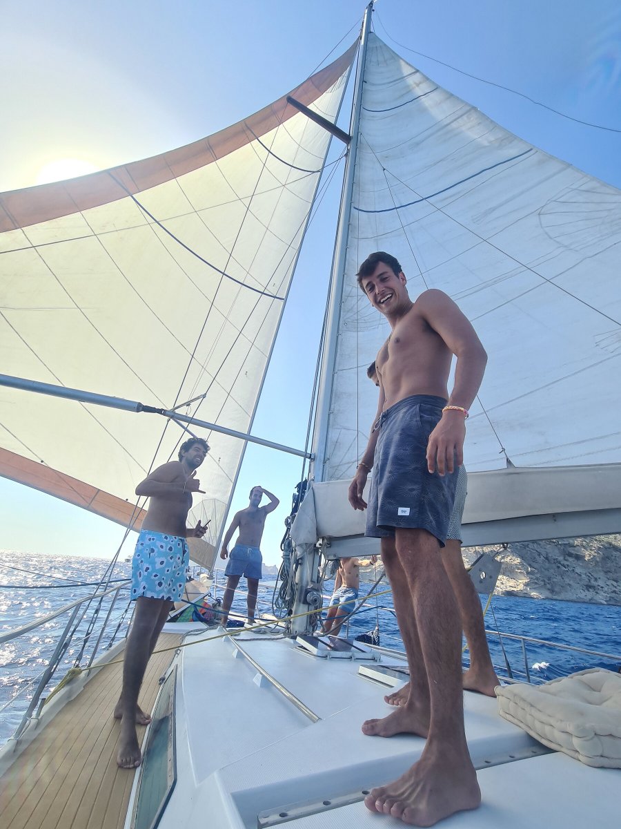 Boote an der Küste von Menorca