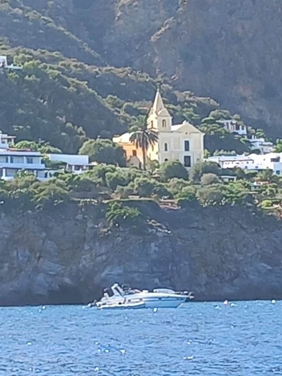 Learn to sail in the Aeolian Islands