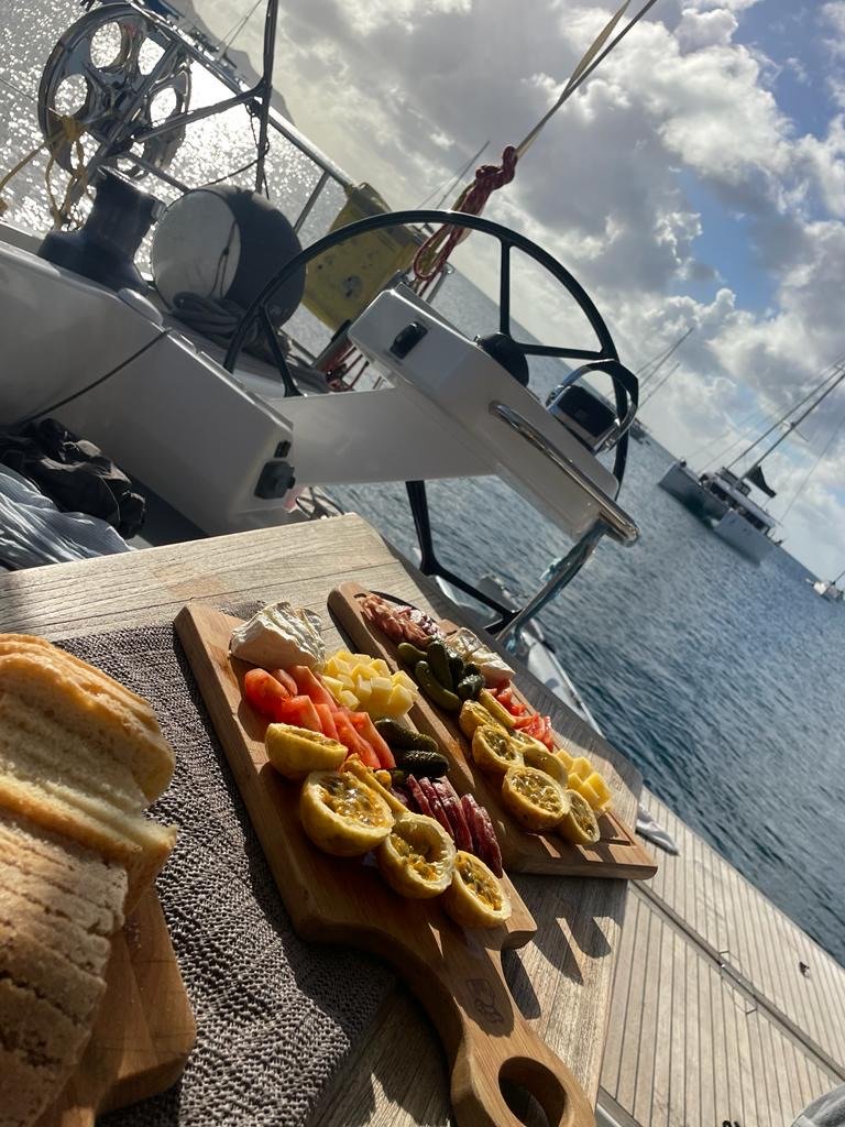 Segeltouren an den malerischen Küsten von Korfu.