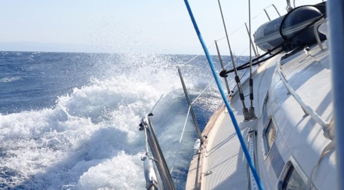 Experiencia de navegación en barco desde Palermo a Cagliari