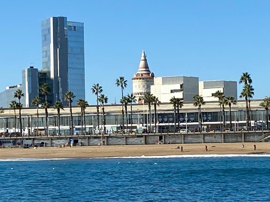 Ein Segelboot, das in einem Yachthafen in Barcelona angedockt ist
