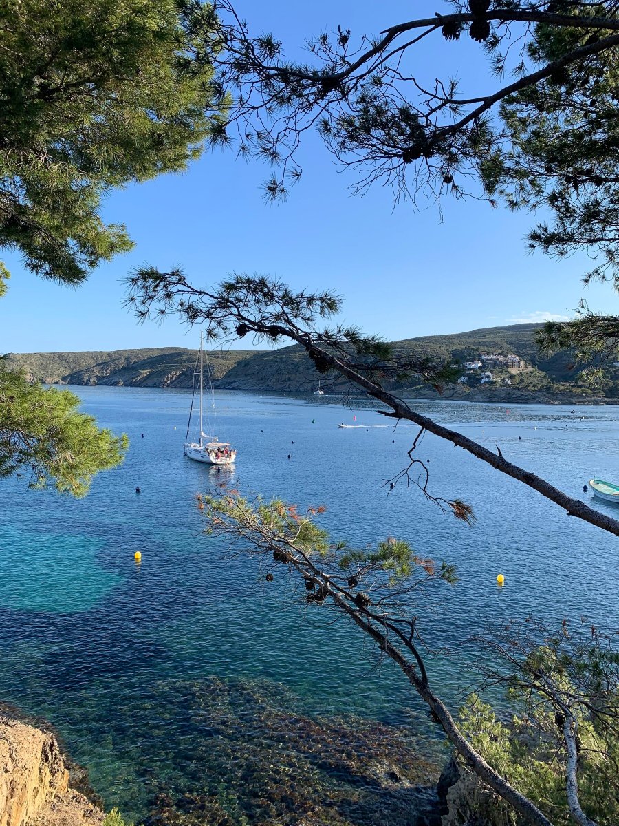 Desde el mar, el Cabo de Creus se ve diferente