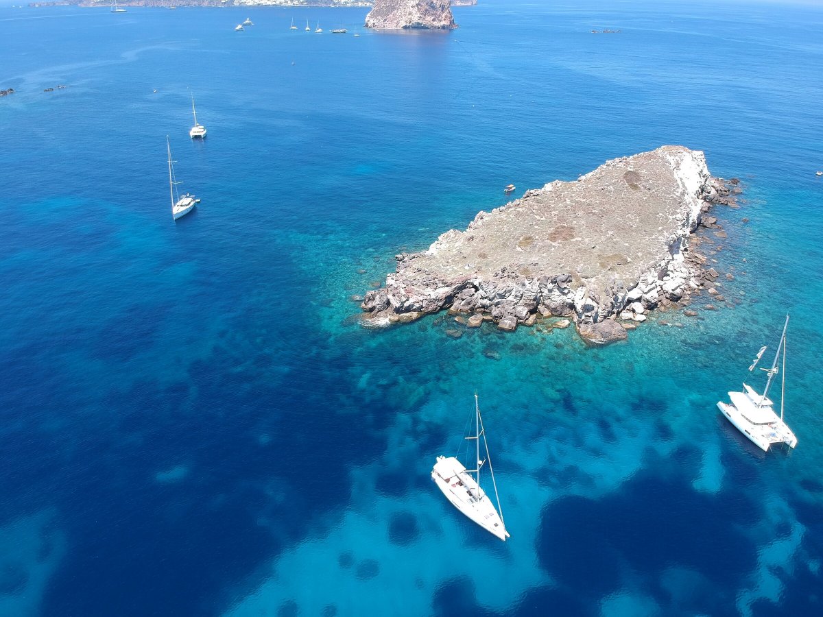 Explora las aguas azules y claras de las islas Eolie en barco a vela