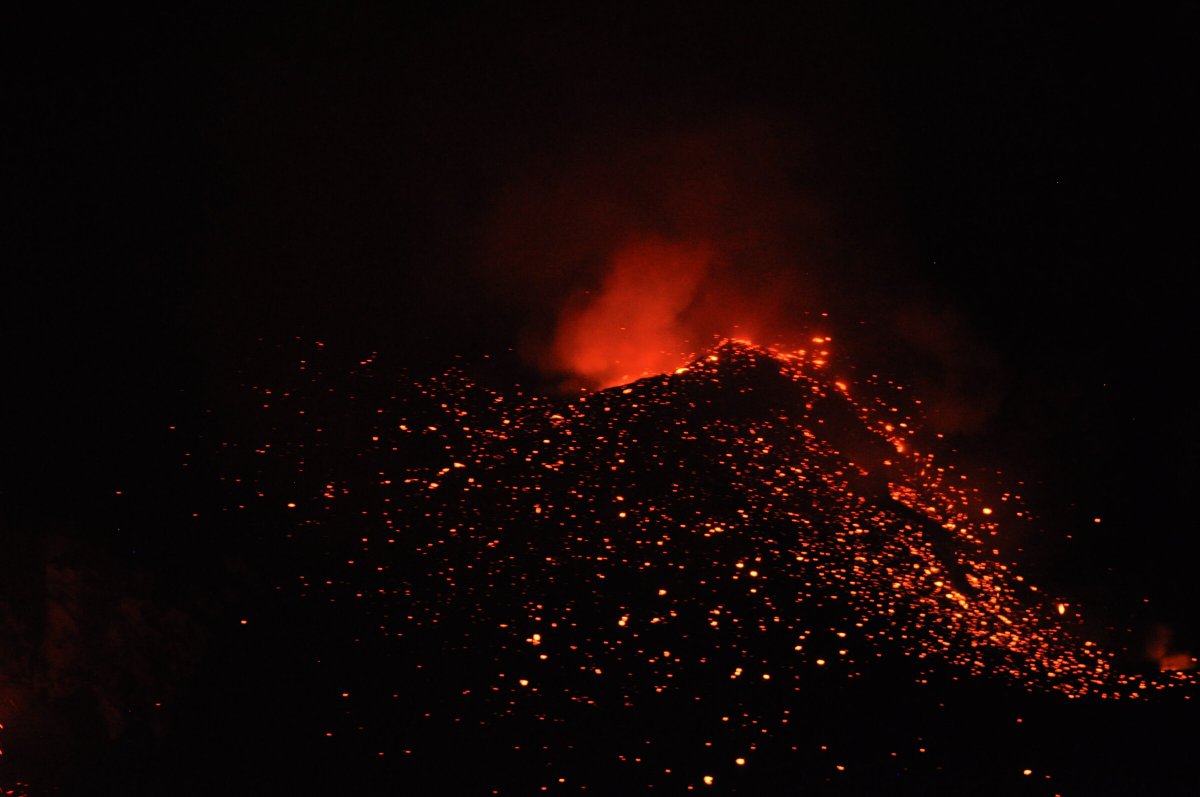 A romantic getaway on a sailing boat around the Aeolian Islands