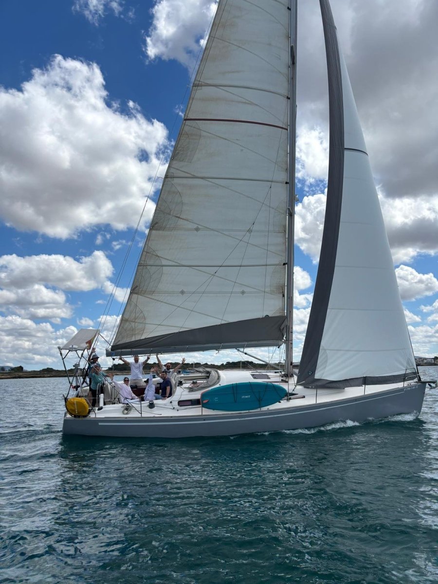 Pratica di abilitazione alla vela nella baia di Palma