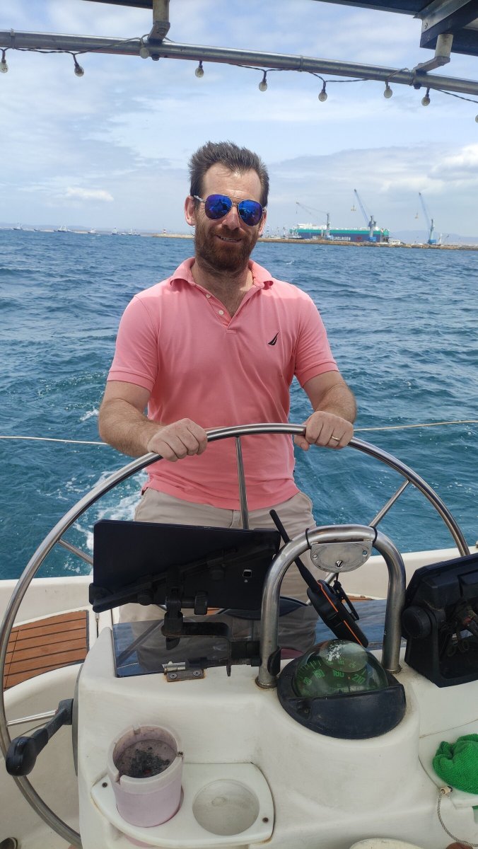 Learn to sail in the Pacific Ocean