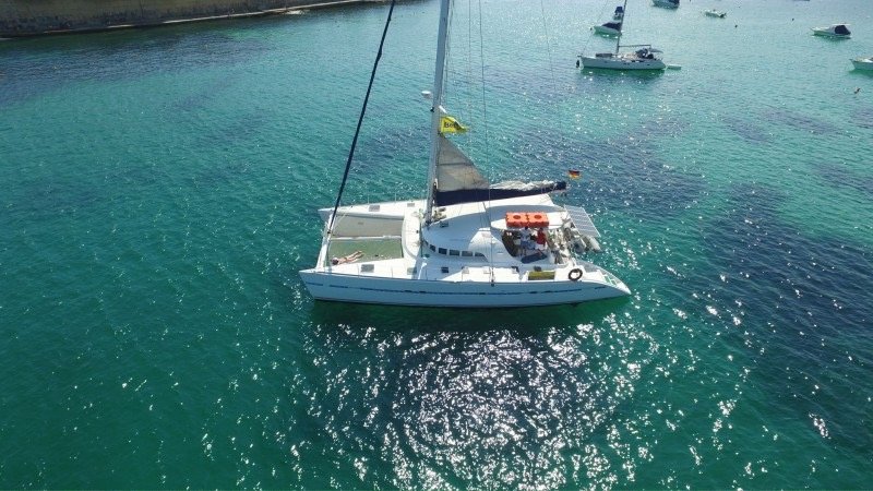 Barco de navegación por el Mediterráneo