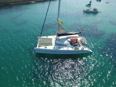 Explora el sur de Cerdeña en catamarán.