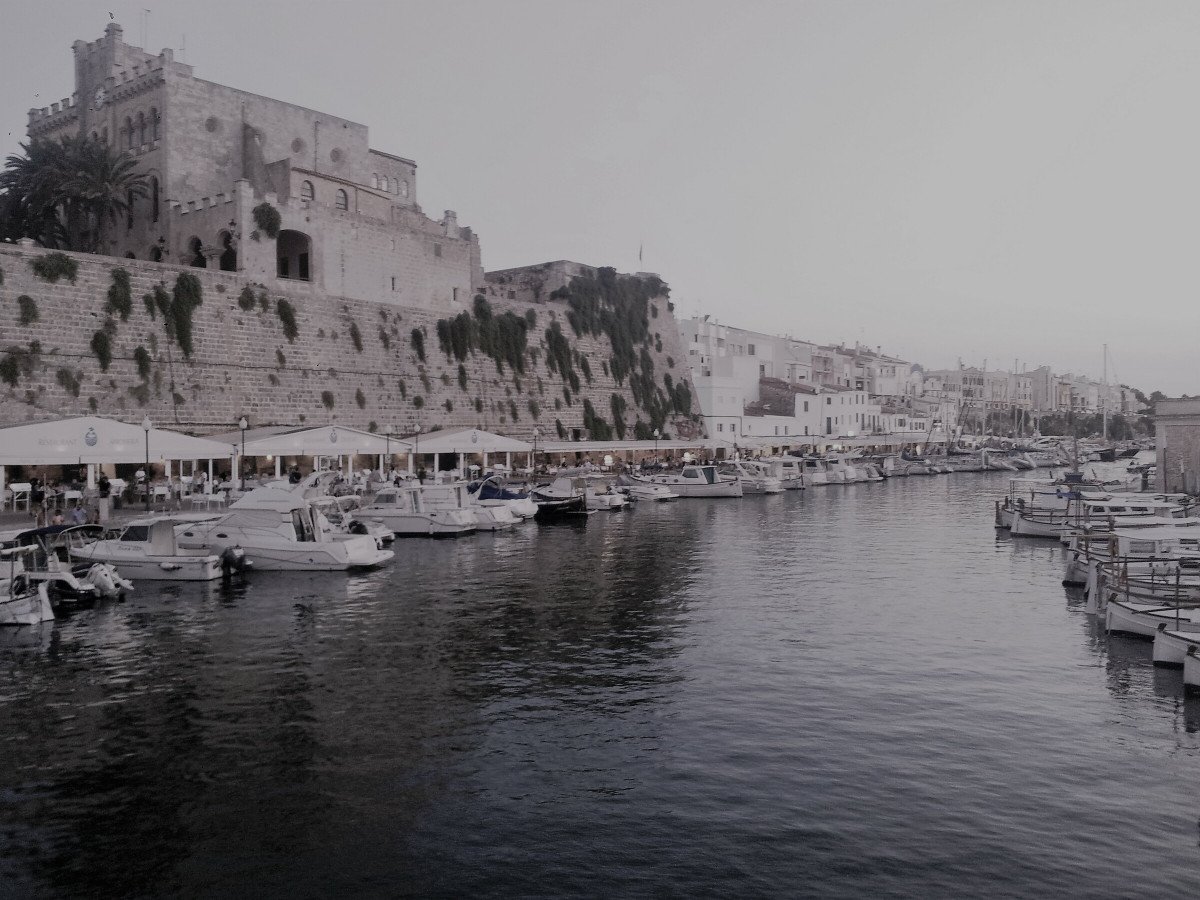 Learn to sail in the Mediterranean with our sailing courses