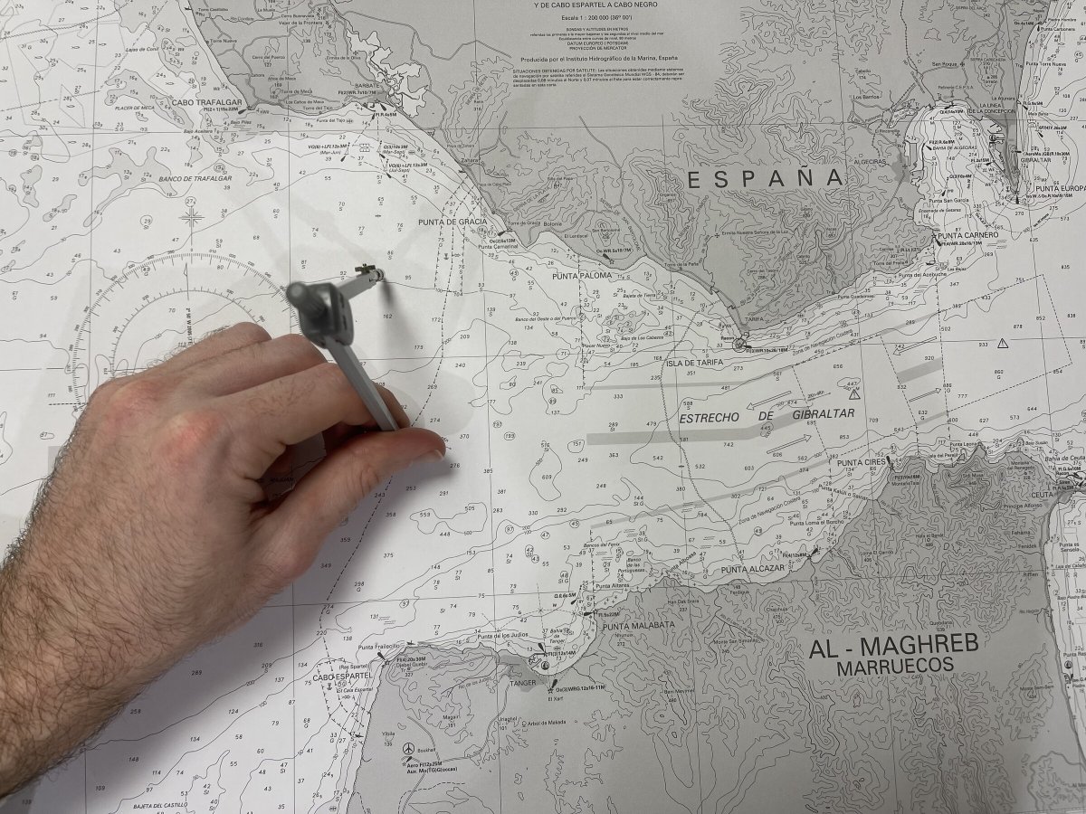 Barca di lusso che naviga per il Pacchetto PER PRO