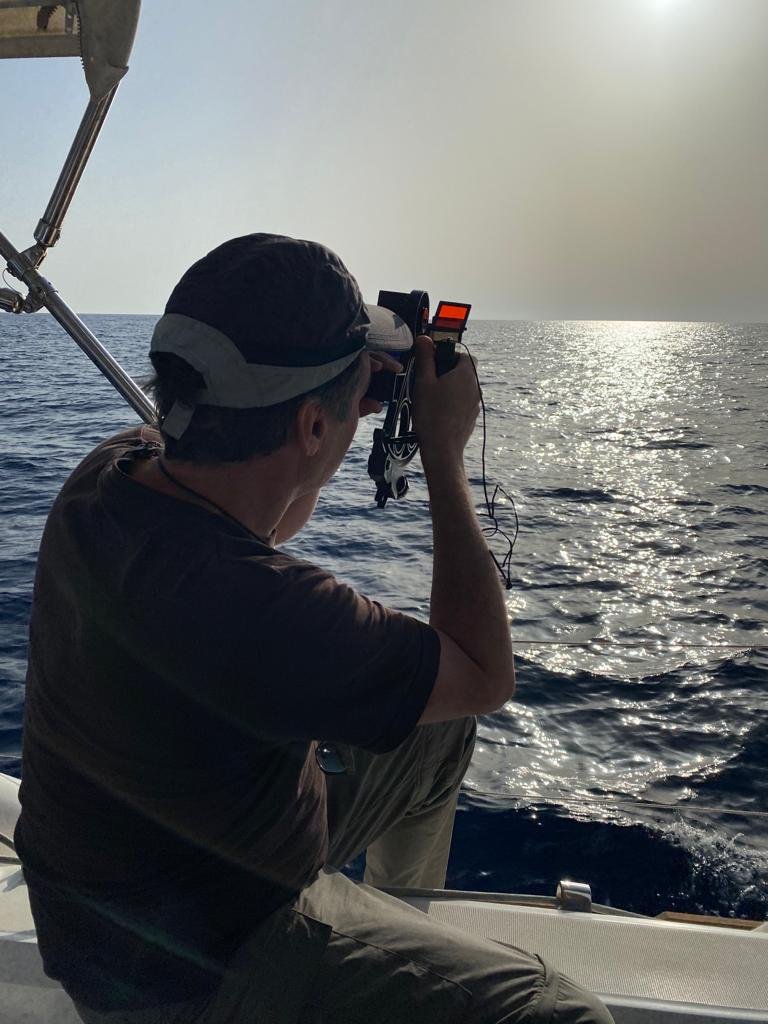L'equipaggio della barca a vela sul ponte osservando l'orizzonte