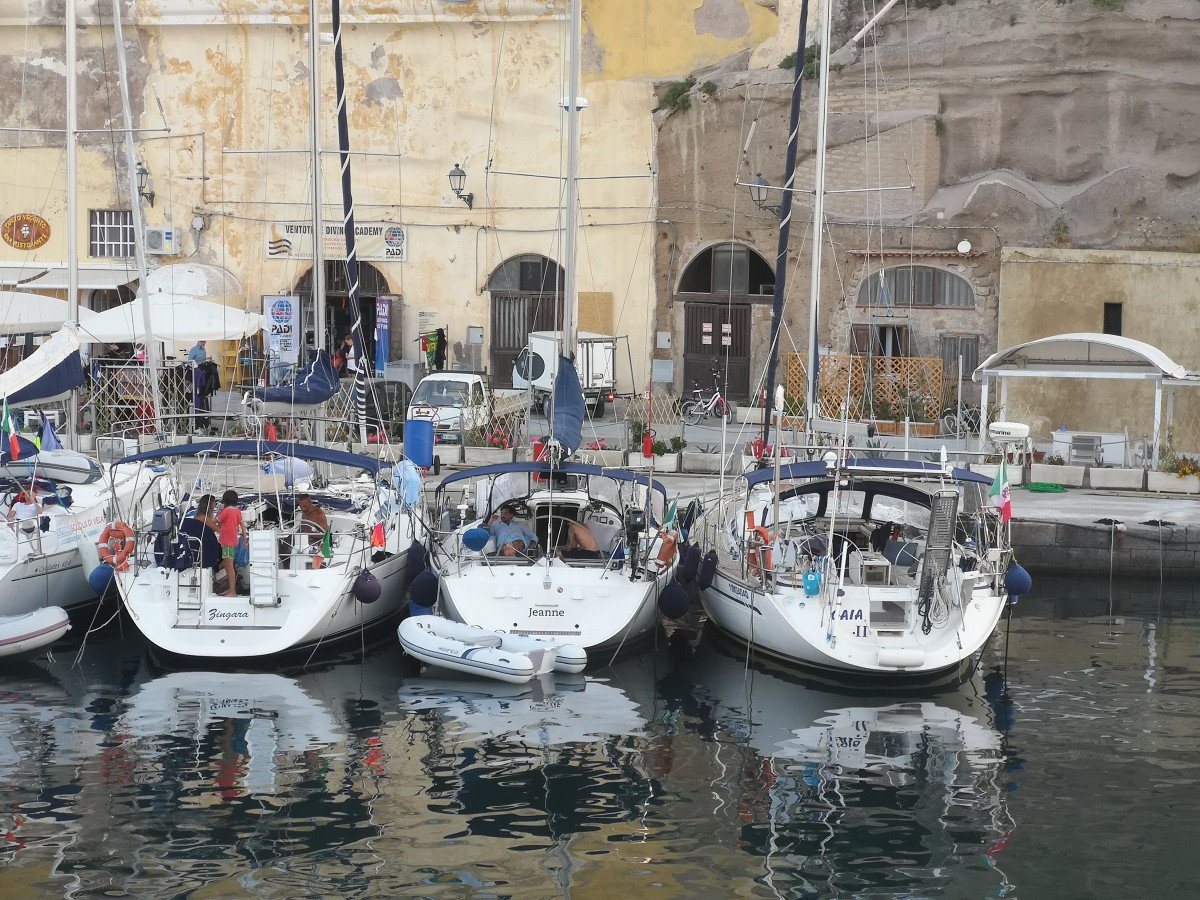 Genießen Sie die Aussicht auf die Pontinischen Inseln von Ihrem Boot aus