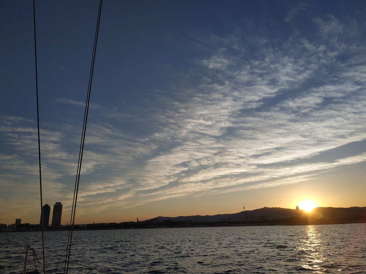 Experience the thrill of sailing in Barcelona