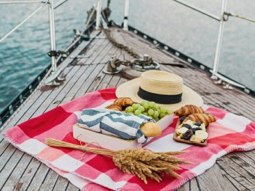 Sail and snack along the coast of Valencia