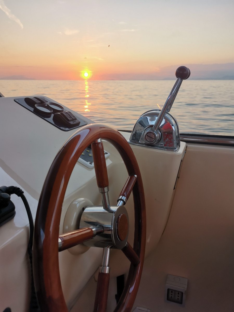 Entspannende Kreuzfahrt entlang des Meeres von Capri