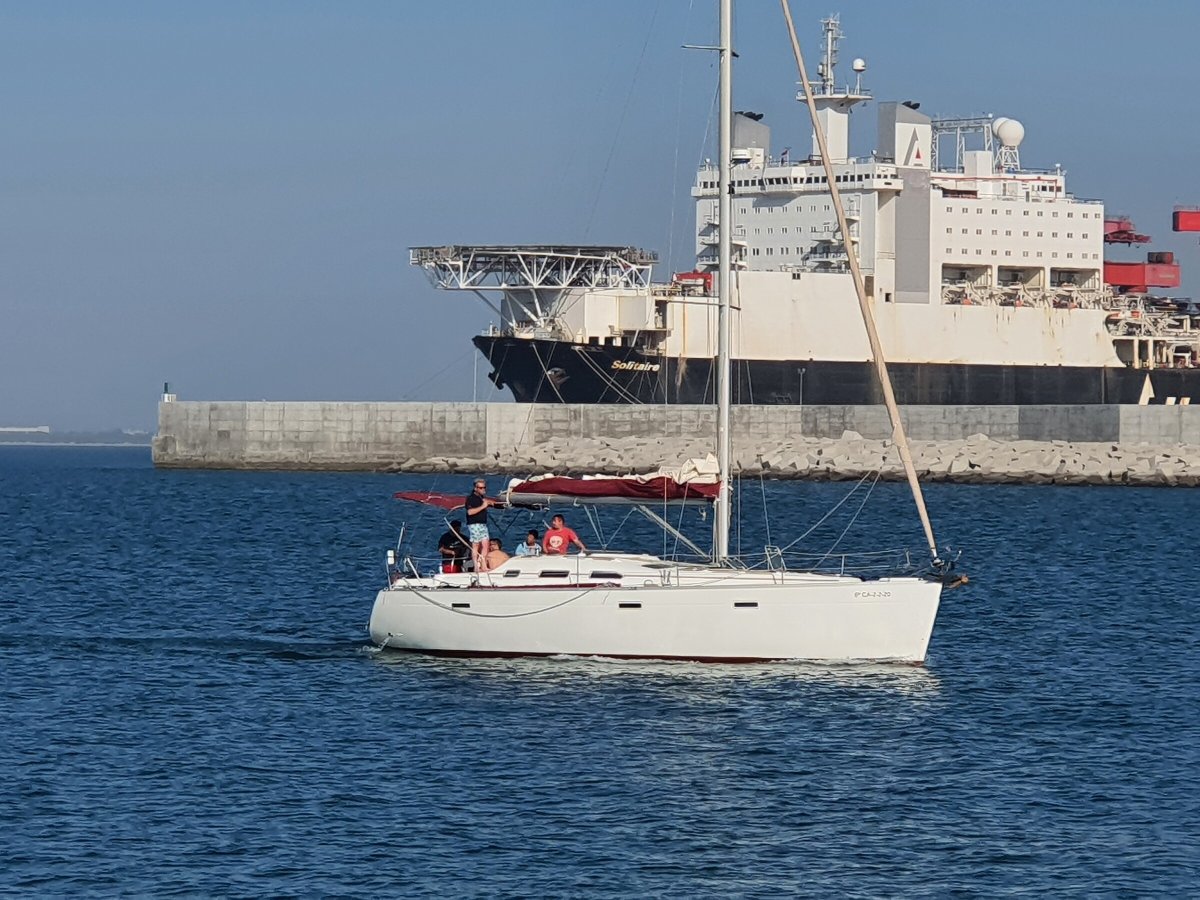 Navigazione in barca nello Stretto di Cádiz