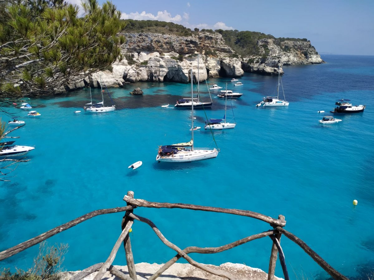 Disfrutar de la belleza natural de las Baleares desde un velero