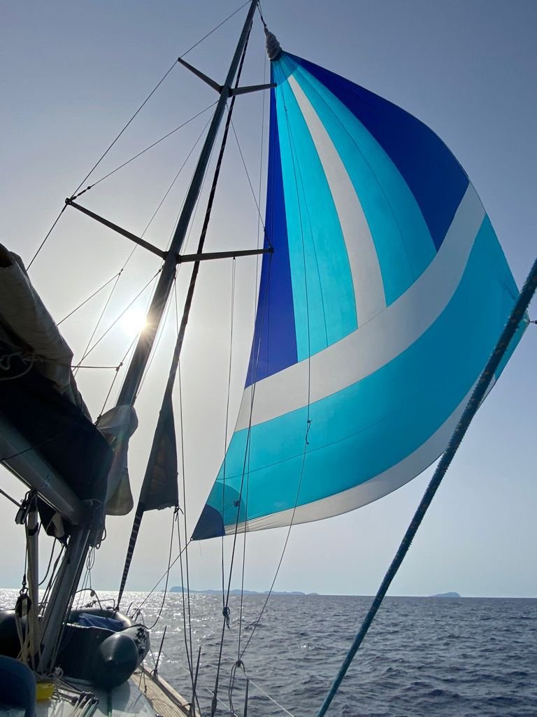 Viaje en barco y navegación en Ischia: vela, senderismo y paisajes impresionantes