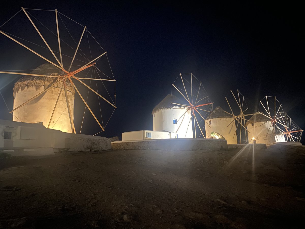 Alla scoperta dell'Egeo in barca a vela, emozionante viaggio da Milos a Mykonos con un esperto guida