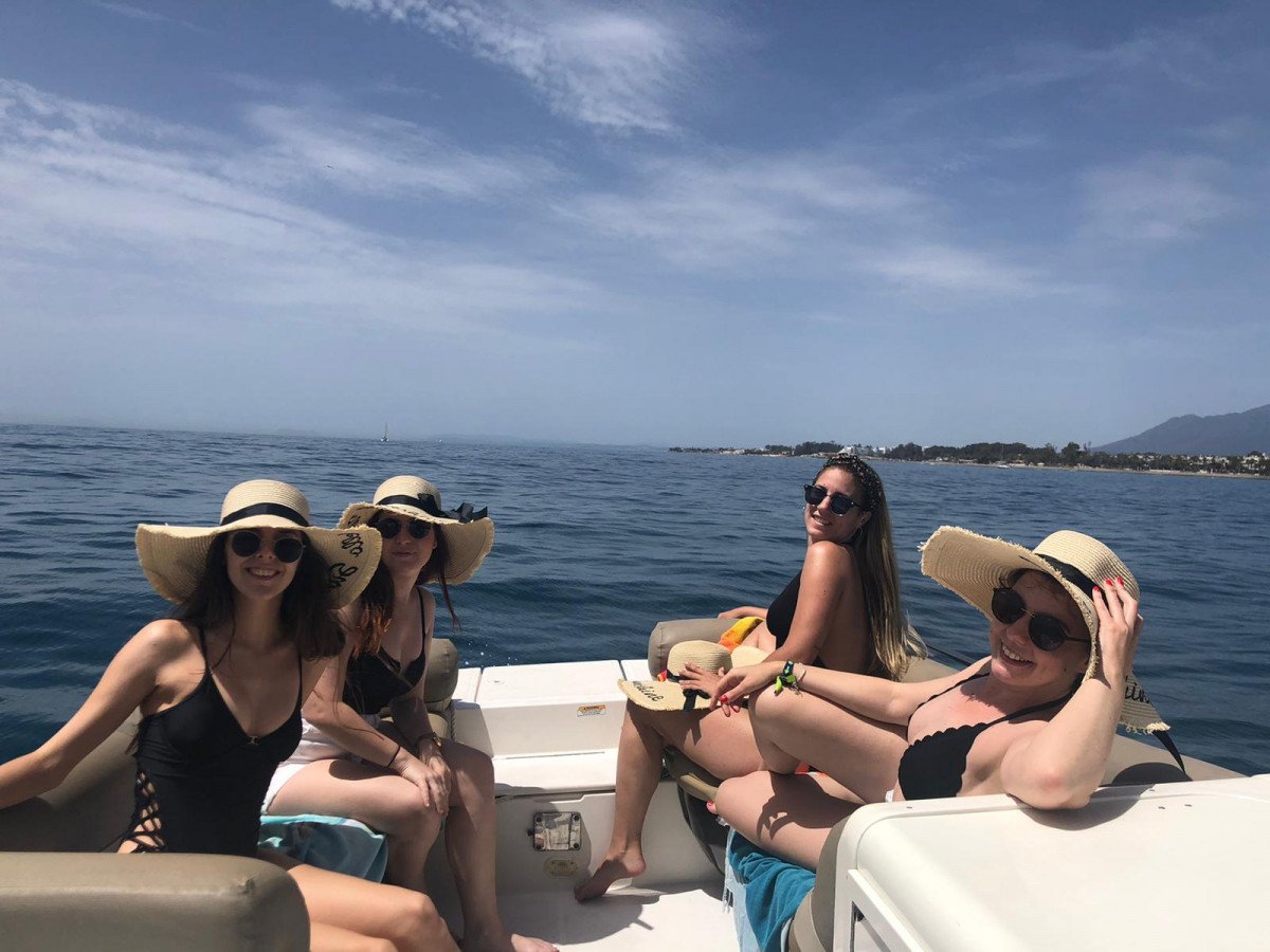 Goditi la vista da una barca a Marbella