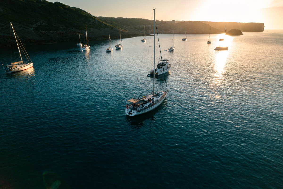 Barca a vela sulla rotta verso Minorca.