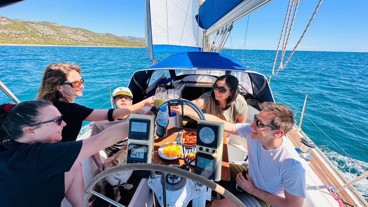 Velero a la deriva en la Bahía de Alcossebre