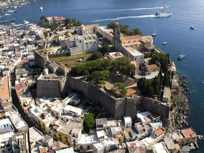 Navigazione in barca a vela nel Mediterraneo da Palermo alle Isole Eolie
