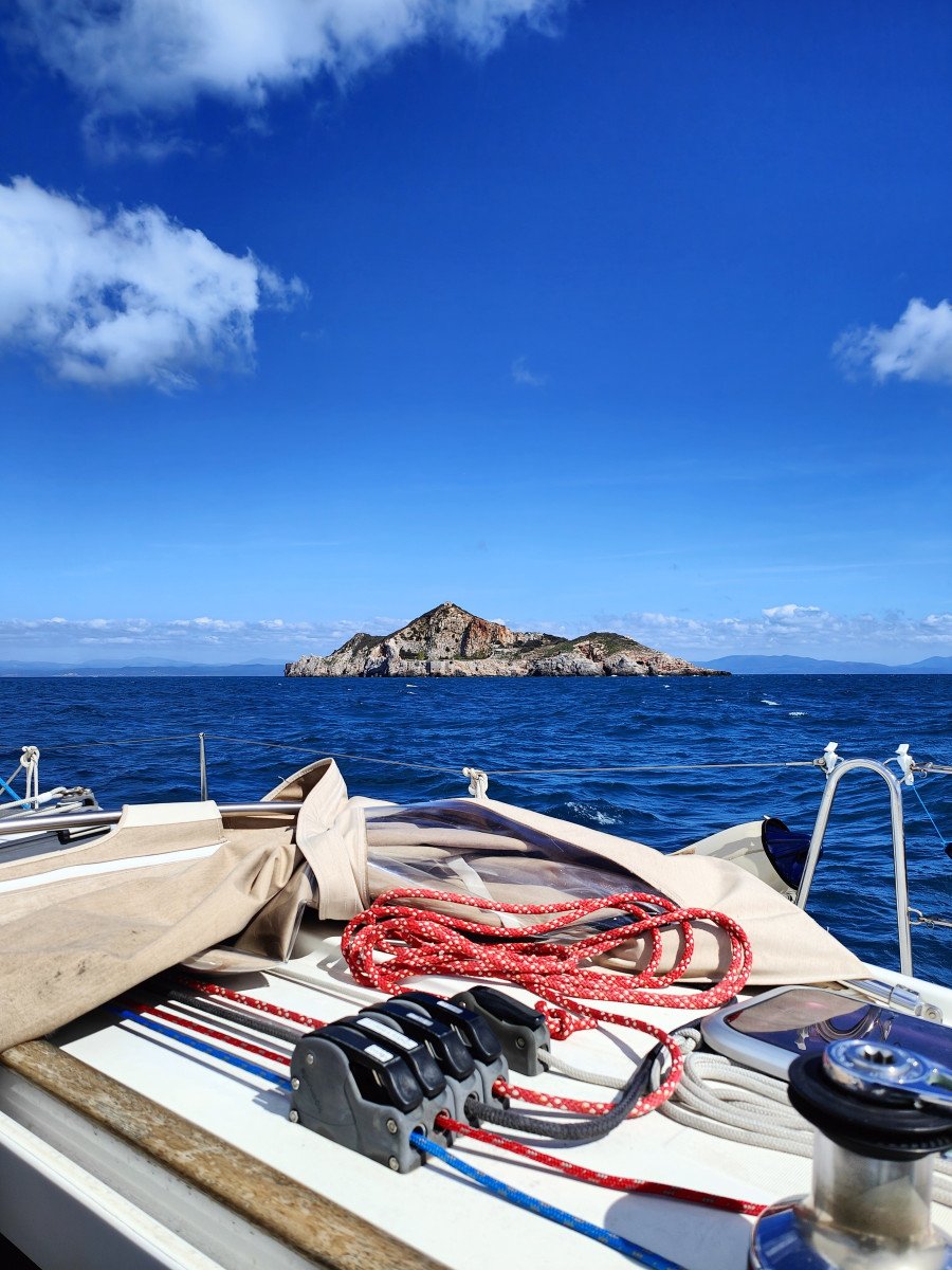 Aprender a navegar en las tranquilas aguas del archipiélago toscano