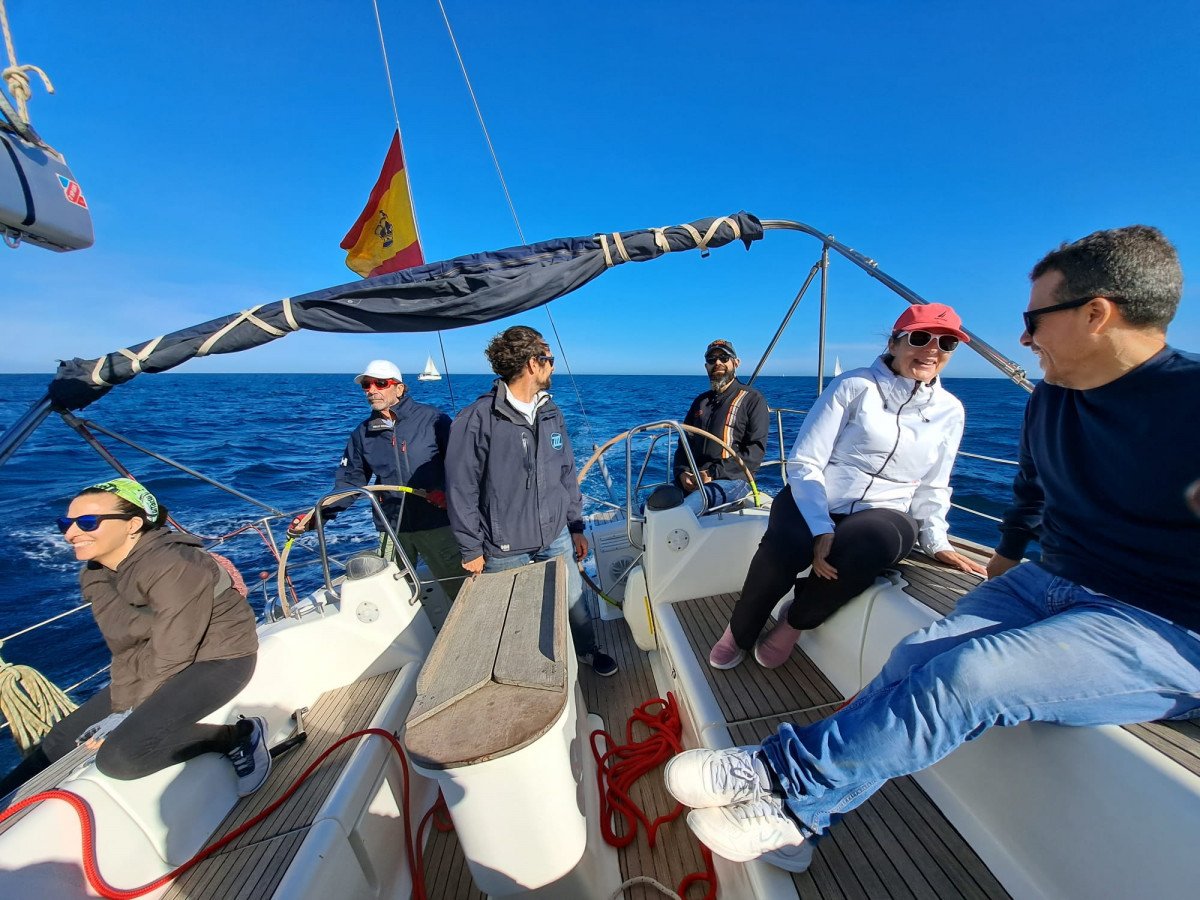 Ein Mann an Bord eines Segelboots, geschickt manövrieren