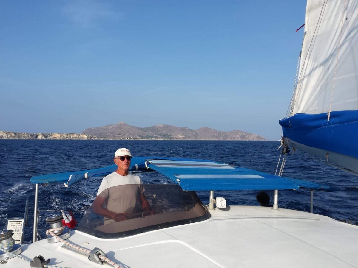 Disfrutando de las vistas de la isla de Patmos desde mi catamarán