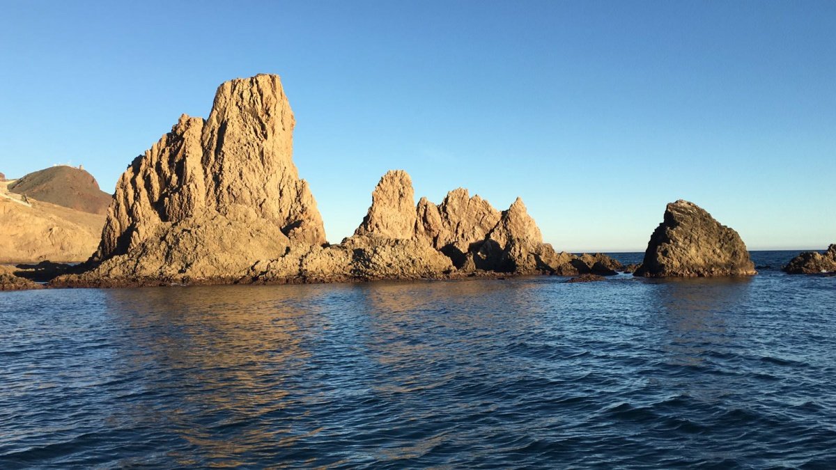 Erleben Sie die Küste von Cabo de Gata vom Meer aus