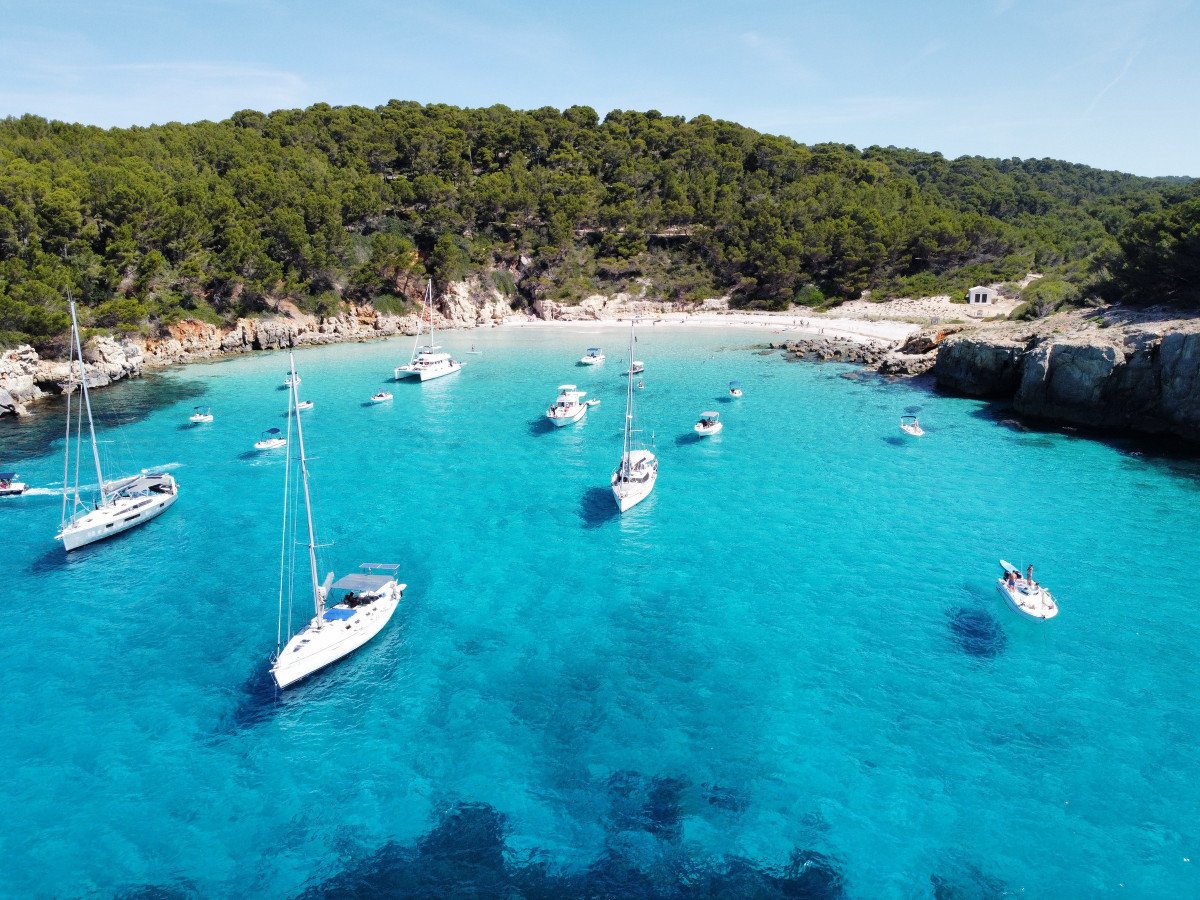 Learn to sail in Menorca for 7 days from Barcelona