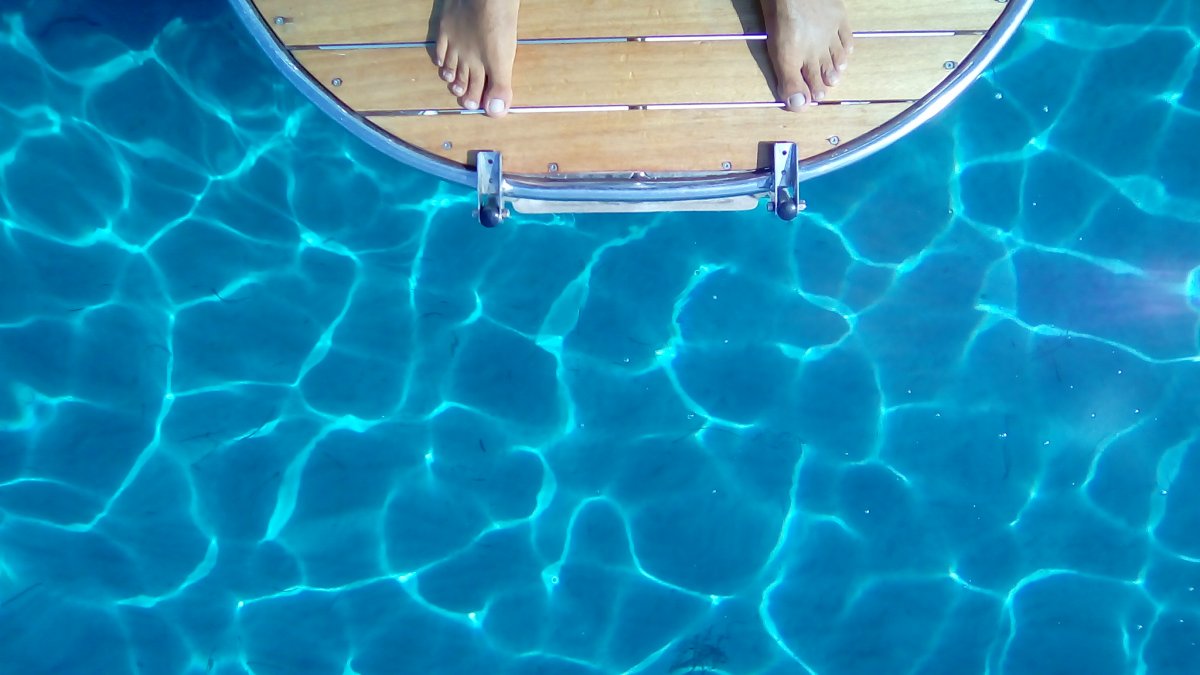 Lernen Sie zu segeln entlang der Westküste Sardiniens.