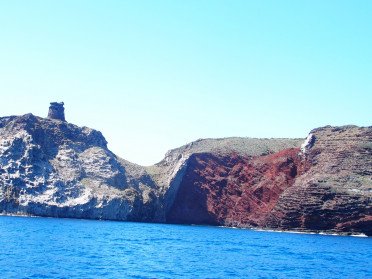 Weekend in the Tuscan Archipelago, Capraia, its bays and trekking.