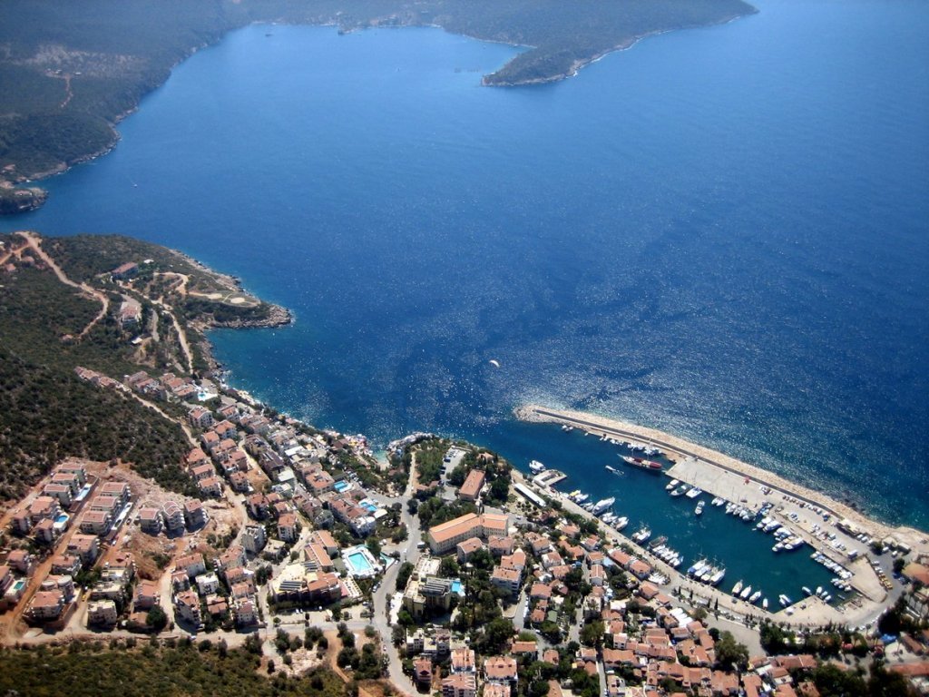 Le montagne e il mare al tramonto