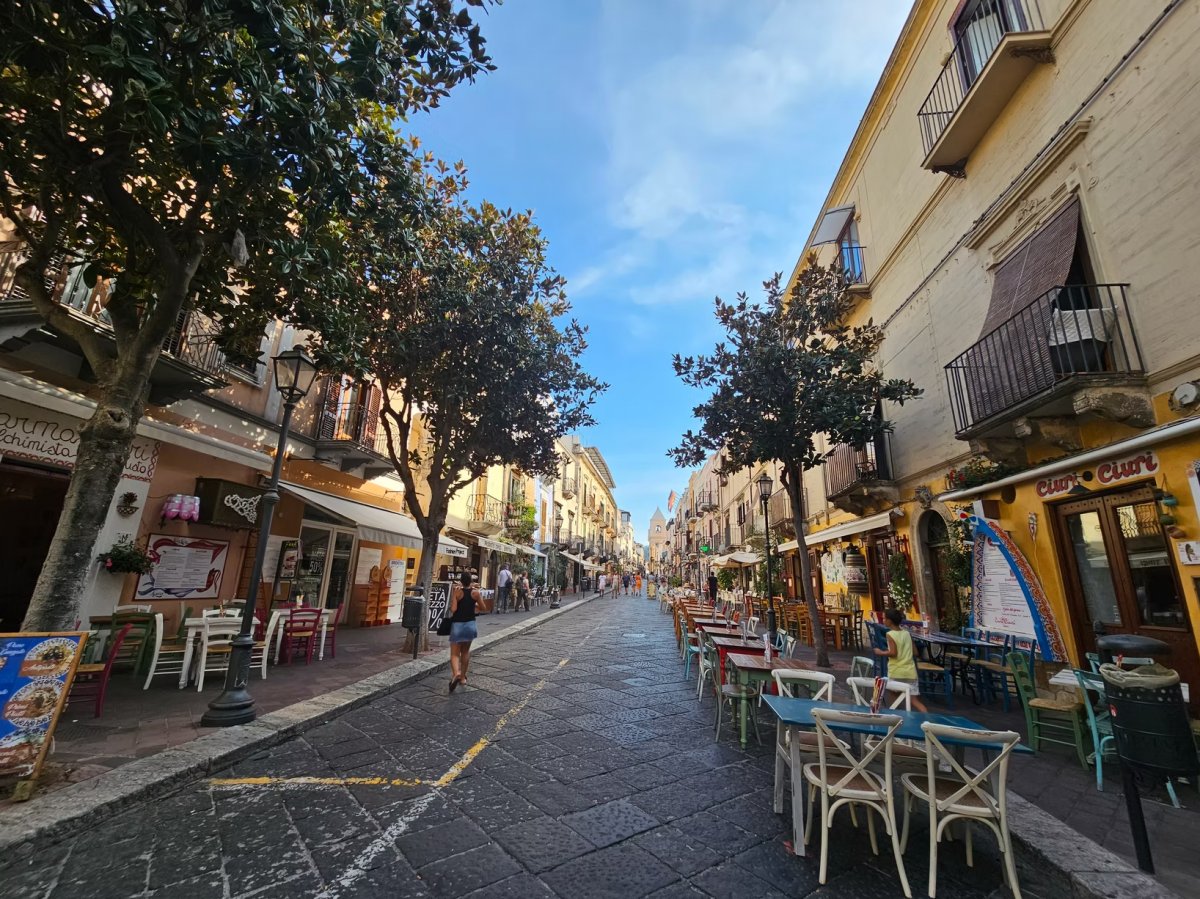Scopri la storia e la cultura delle isole Eolie in un viaggio in catamarano