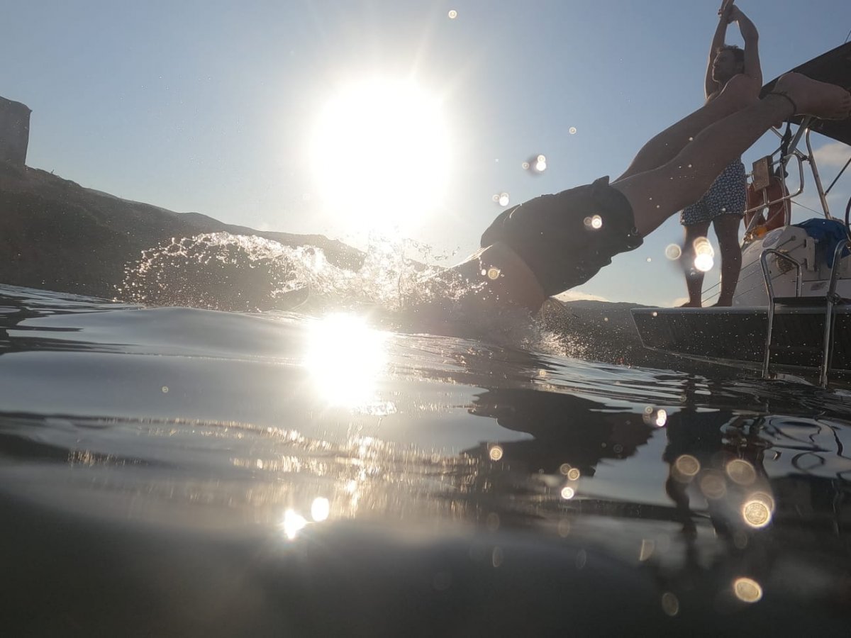 Barche a vela nel mare sardo
