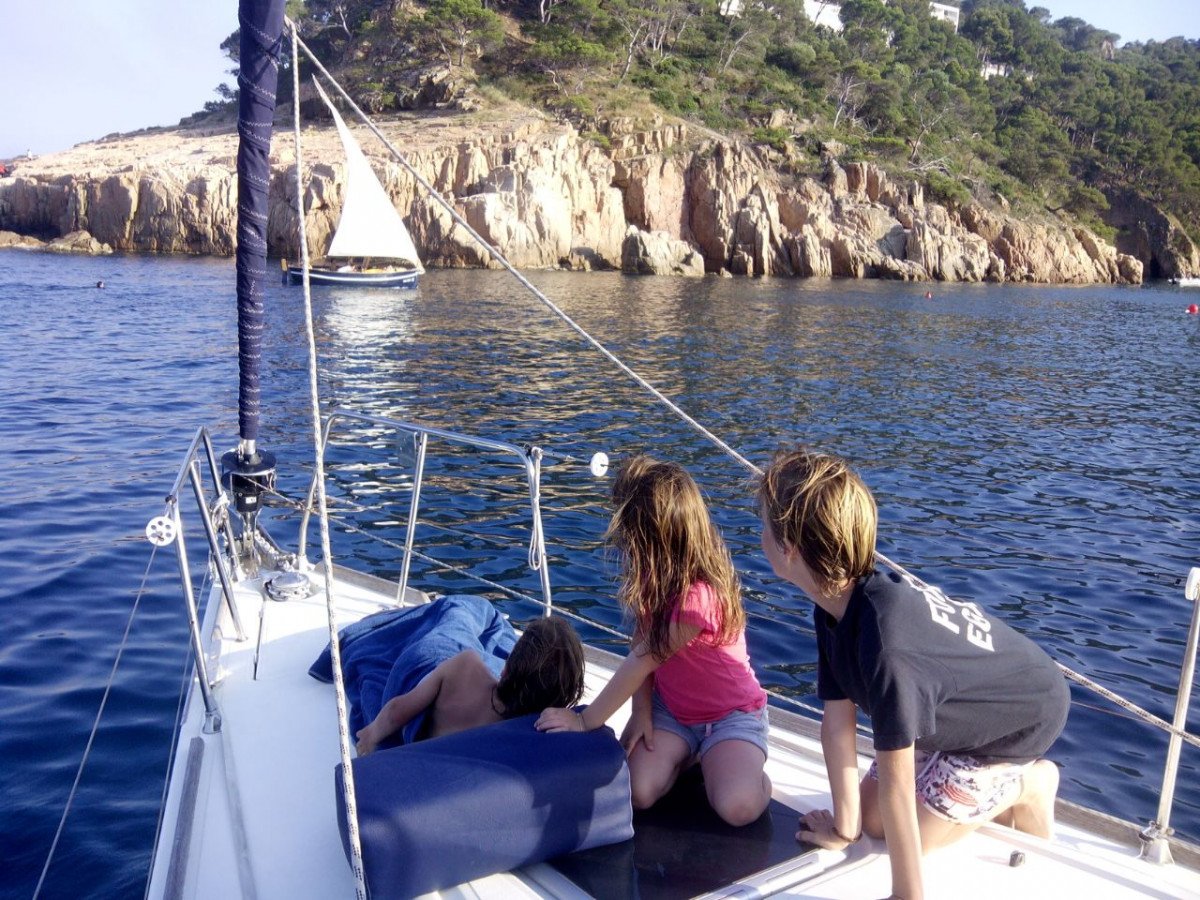 Giro dell'isola su uno yacht con skipper a Menorca