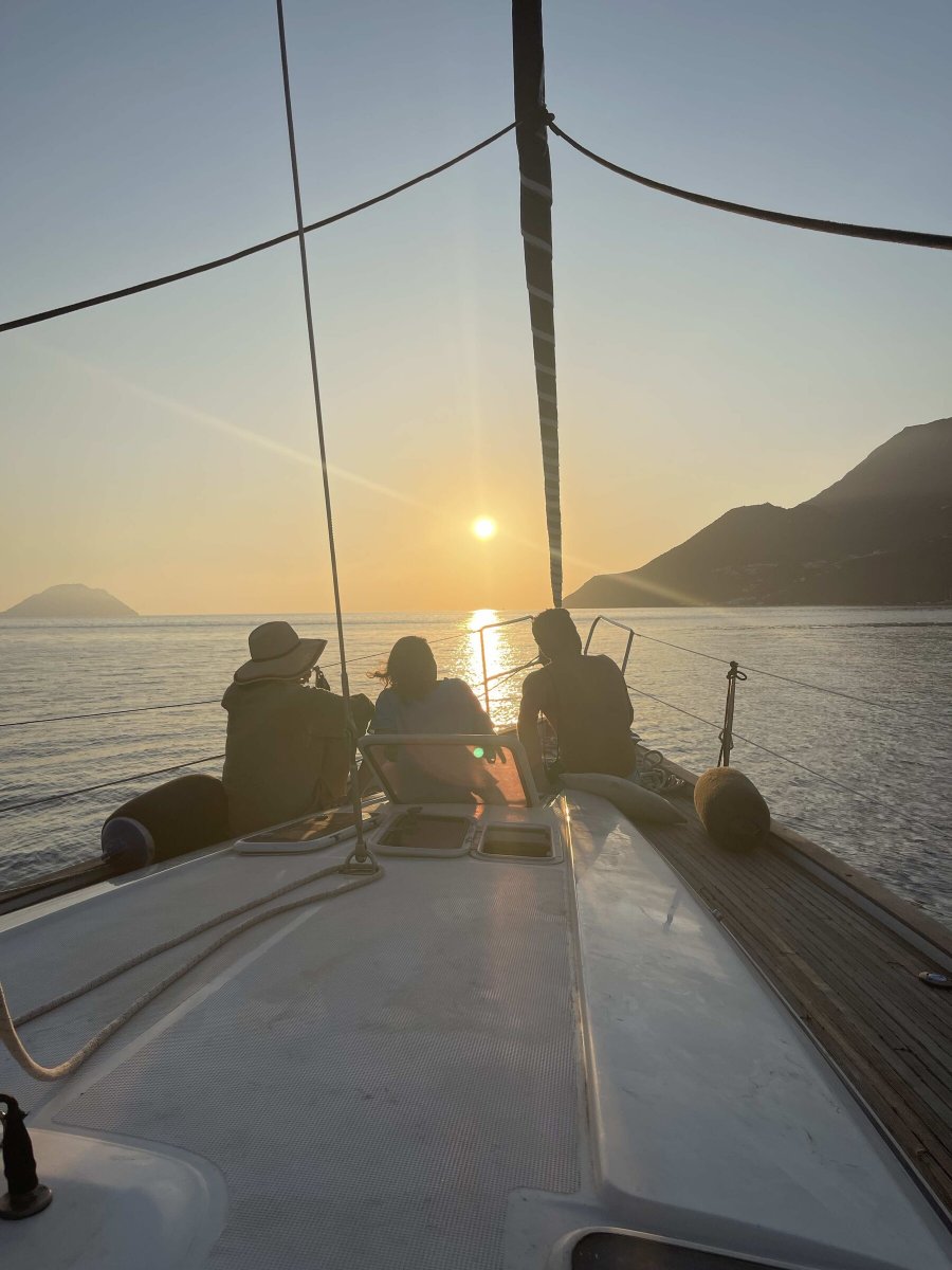 Una experiencia única: navegación y senderismo en las islas Eolias