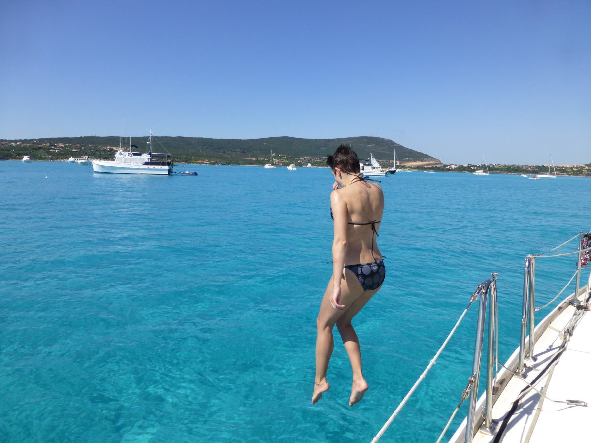 Segeln Sie durch die kristallklaren Gewässer von Menorca