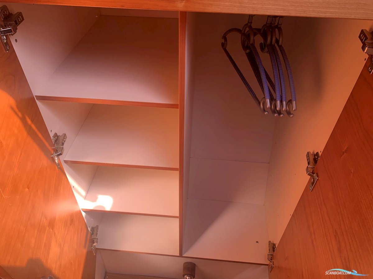 Segeln lernen auf einem Segelboot während des Maifeiertags