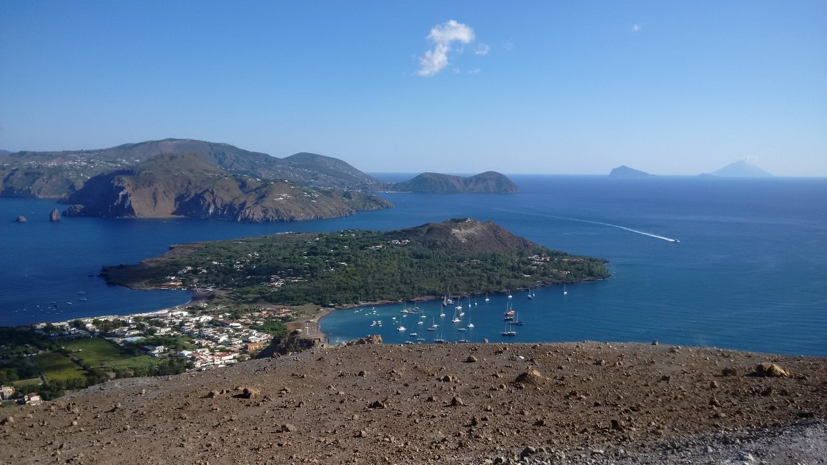 Una escapada romántica en barco a vela por las islas Eolie