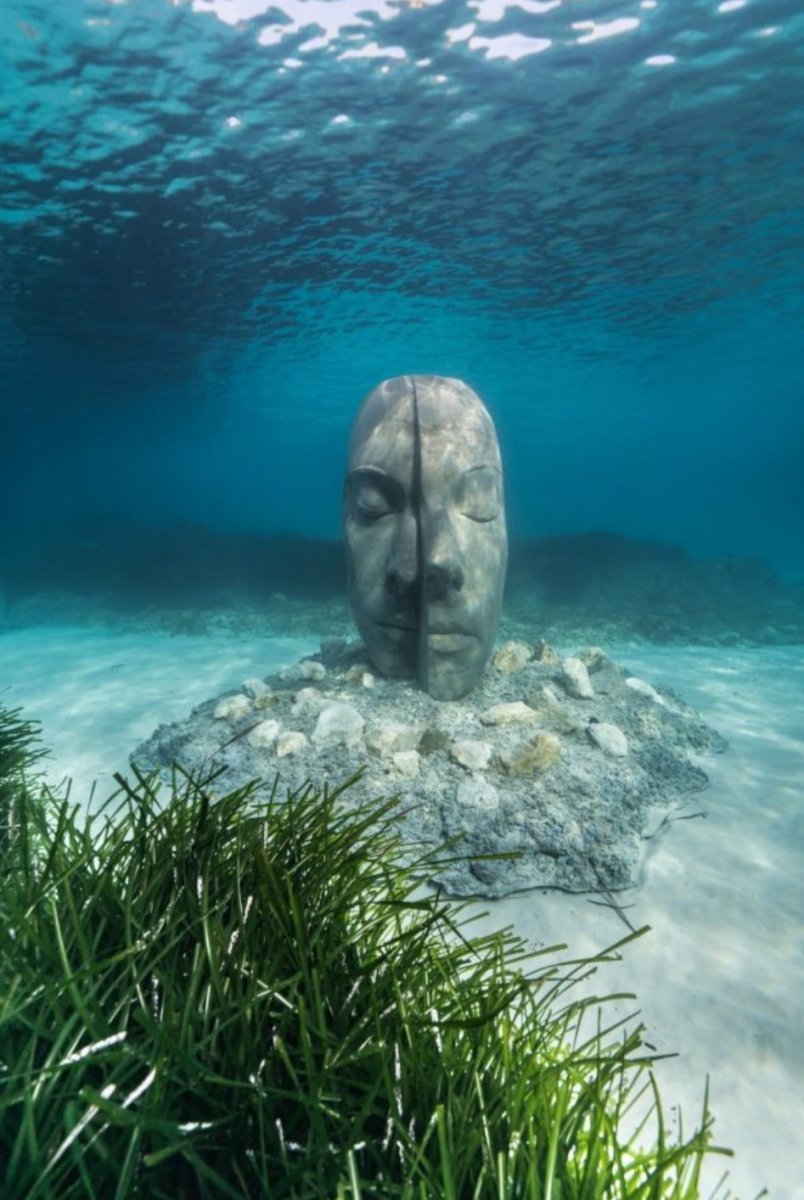 Segelyachten in den türkisfarbenen Gewässern der Côte d'Azur