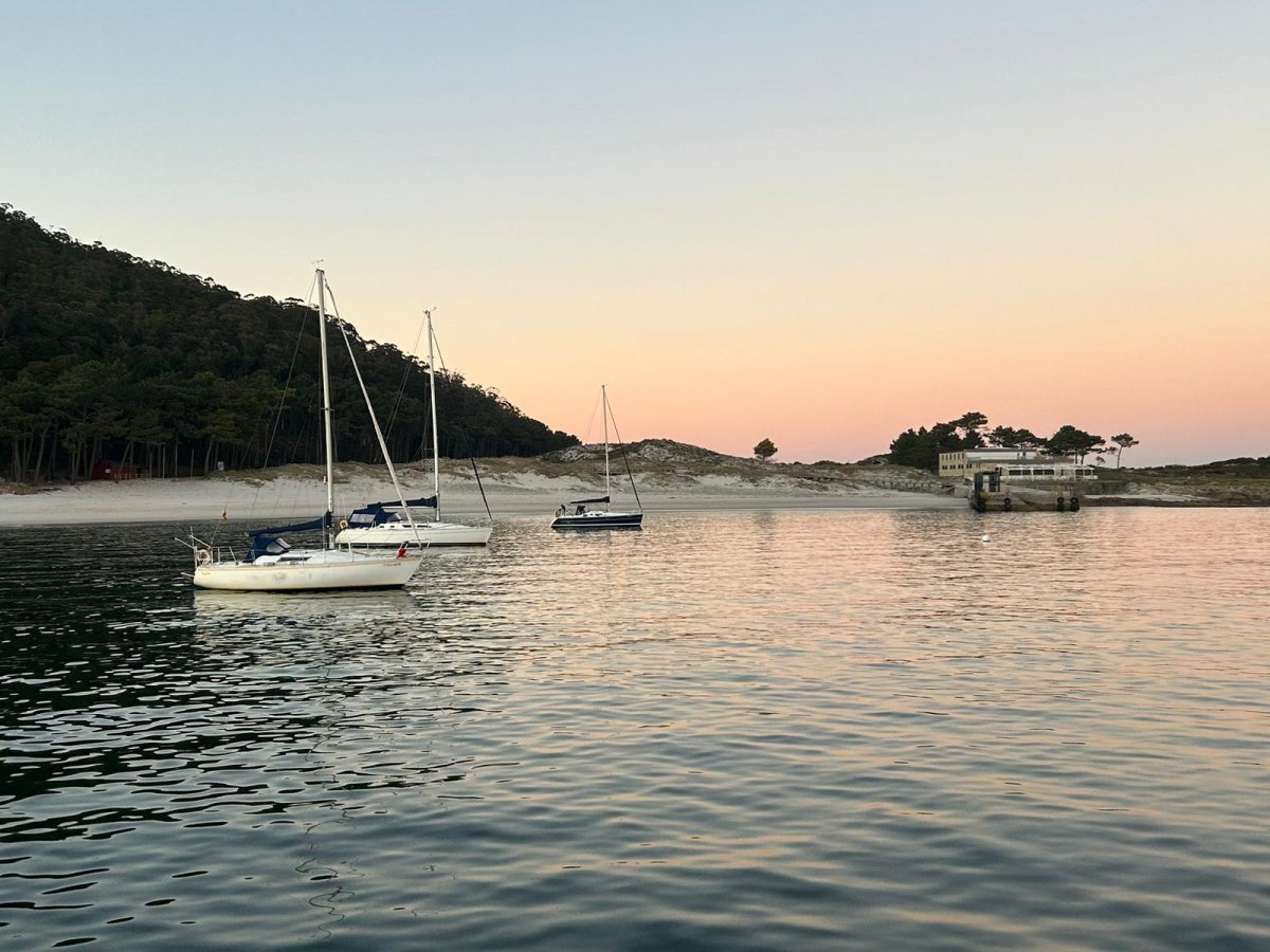 Navigazione nell'estuario di Vigo su una barca a vela