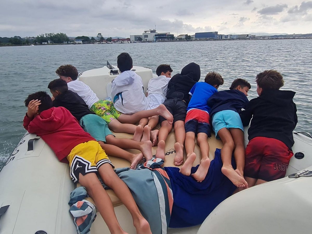 Explora las costas de Santander en un barco