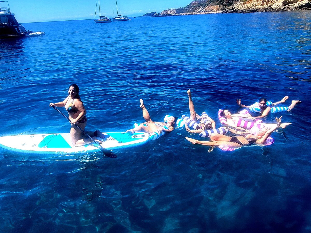 Barco de vela en el mar Mediterráneo