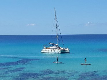 Mieten Sie einen Katamaran für einen Tag in den Gewässern von Ibiza und Formentera