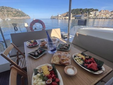 Naviga una giornata intorno a Ibiza su un catamarano con i tuoi amici
